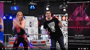 Capture d'une vidéo sur Facebook : derrière le podium de Just Dance à Troyes, le stand de Just Find avec J.R.